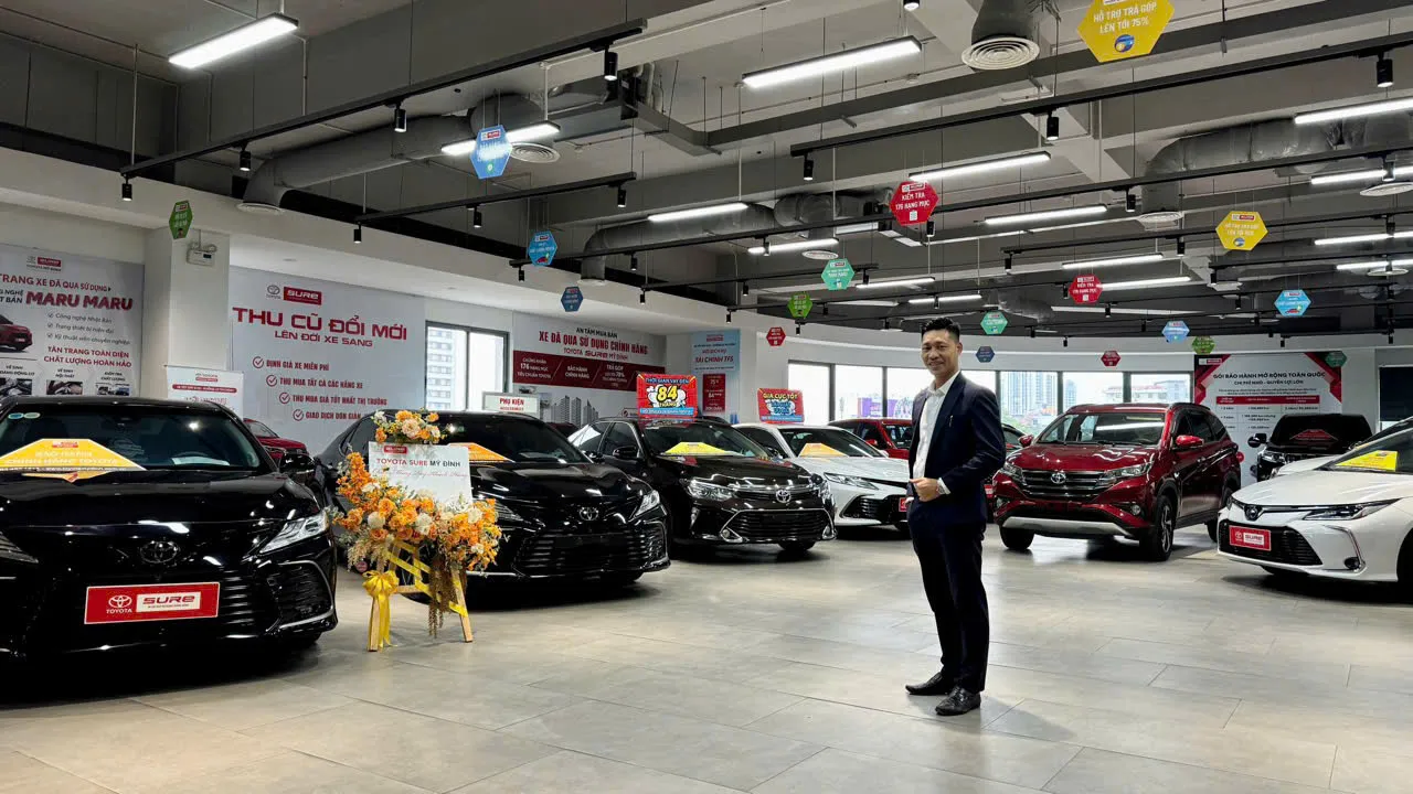 Trương Văn Trung tại showroom Toyota Sure Mỹ Đình — nơi anh làm Trưởng phòng điều hành xe đã qua sử dụng 2016-2022
